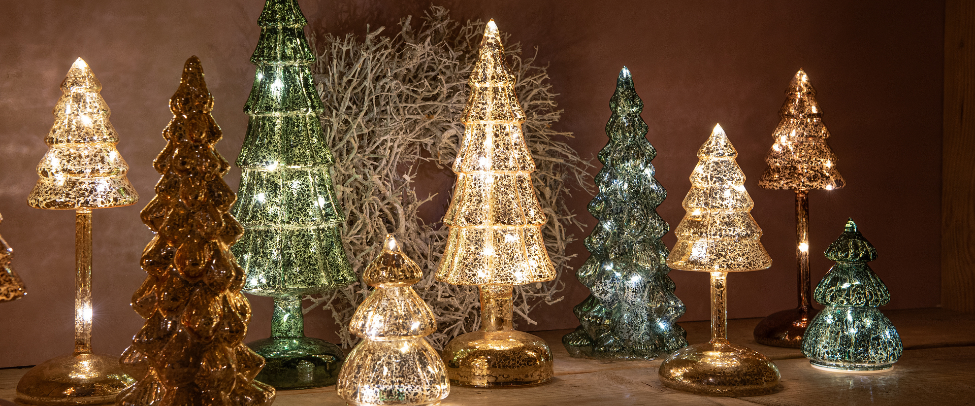 Diverse decoratieve glazen kerstboompjes met warme LED-verlichting van Anna's Collection.